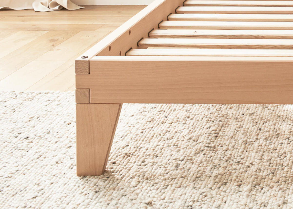 Bett mit Lattenrost aus massiver Buche NOVA